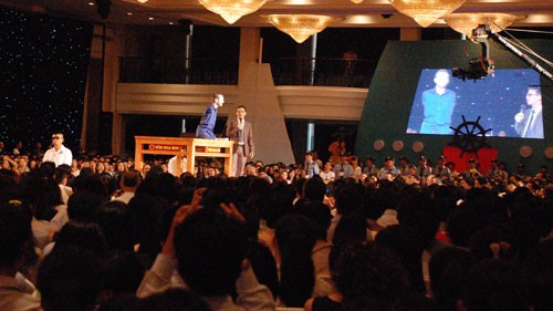 Limbless Nick Vujicic warmly welcomed in Ho Chi Minh city - ảnh 2